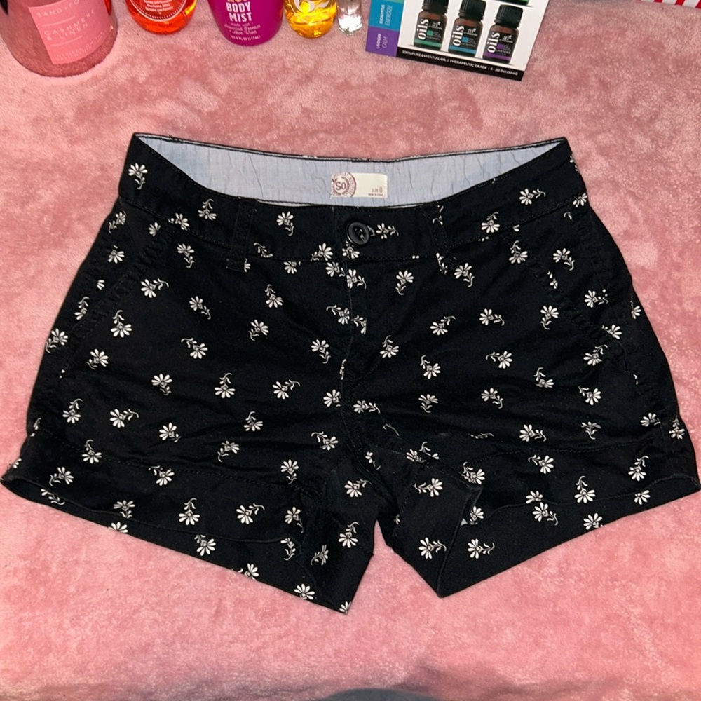Black flower Shorts 
Size 0 
Pockets